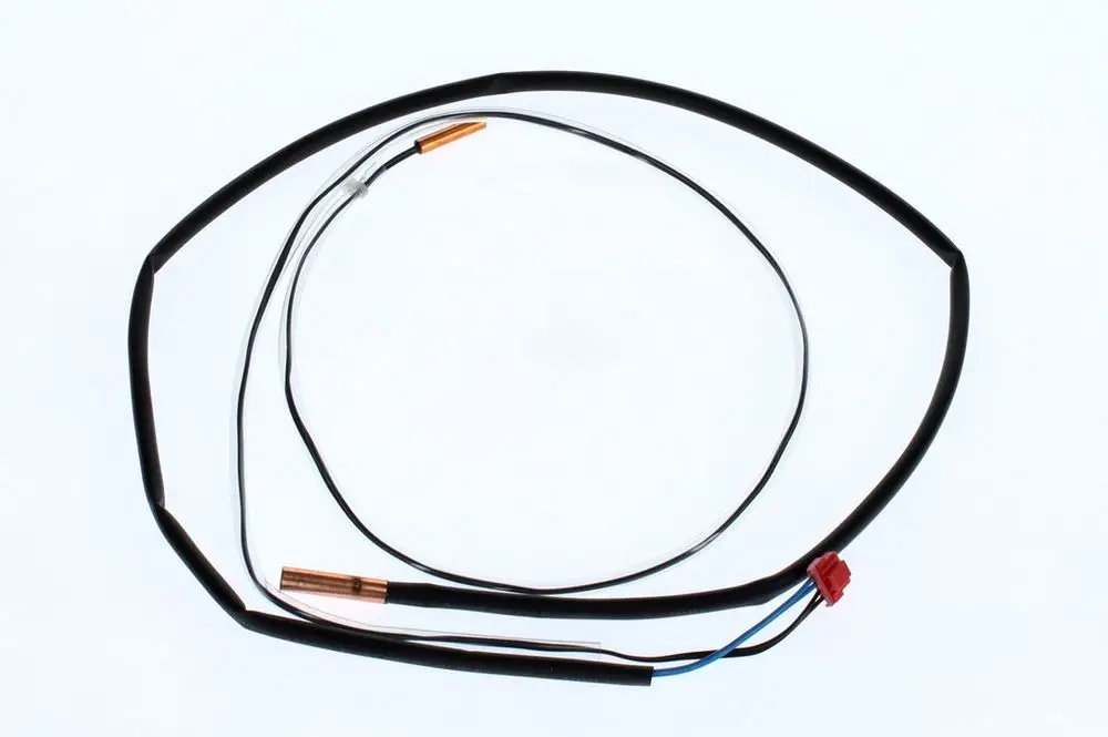 Temperaturfühler von Bosch mit mehreren Kabeln und einer Kupferöse. Die Kabel sind isoliert und in unterschiedlichen Farben.